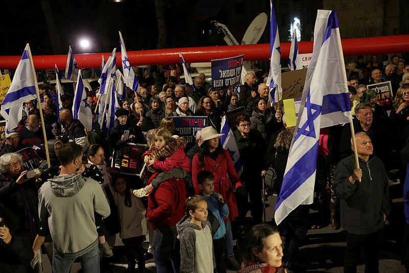 מחאה הפגנה מפגינים בירושלים נגד ההפיכה השלטונית