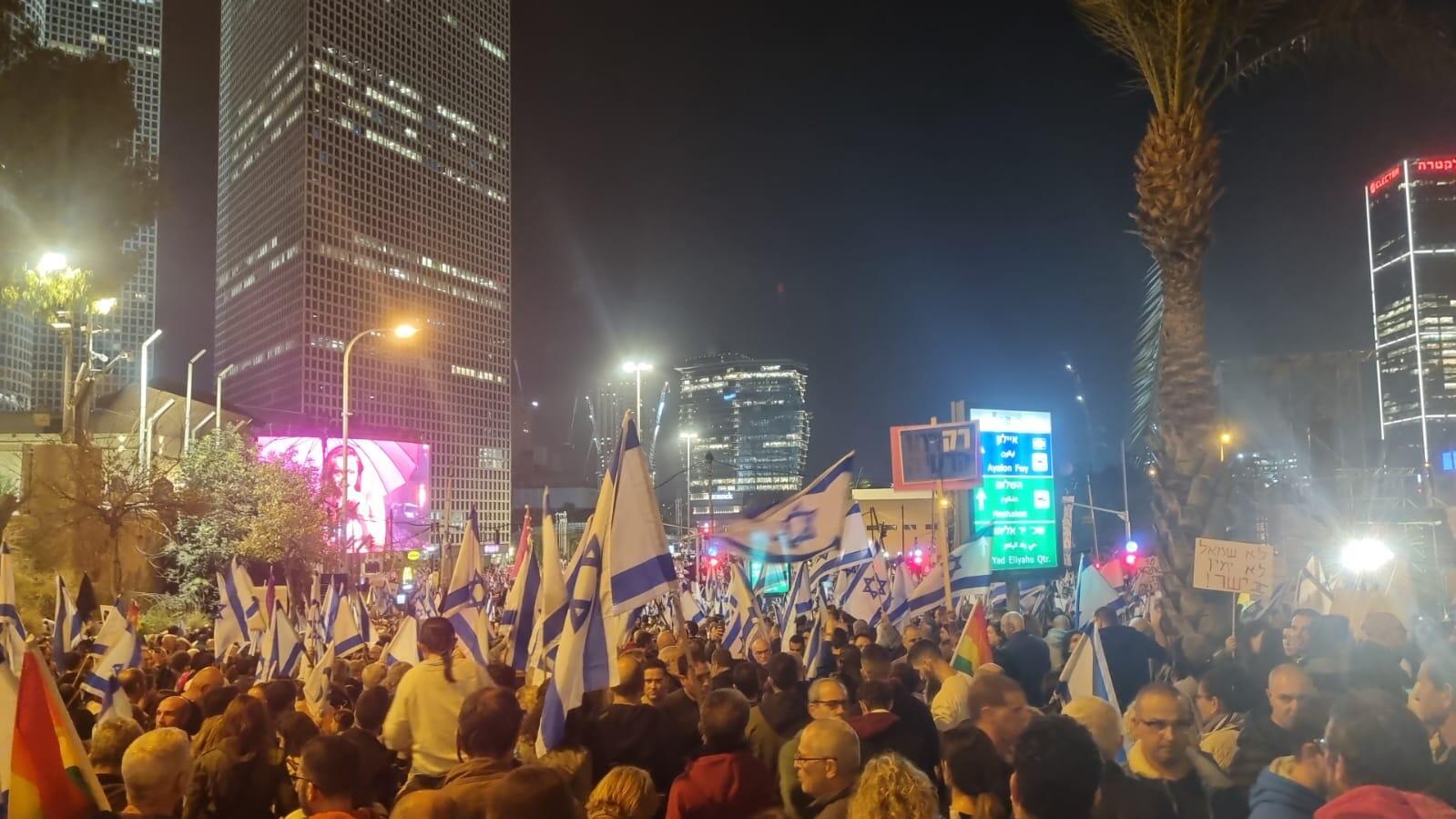 הפגנה מחאה מפגינים בתל אביב נגד ההפיכה המשפטית 21 בינאור