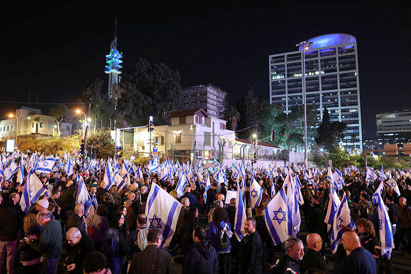 הפגנה מחאה מפגינים בתל אביב נגד ההפיכה המשטרית 21 בינואר