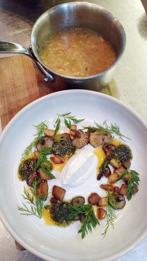 מרק קרופניק מפטריות בר במסעדת קלארו. טעם יוצא דופן, צילום: טל פייגנבאום