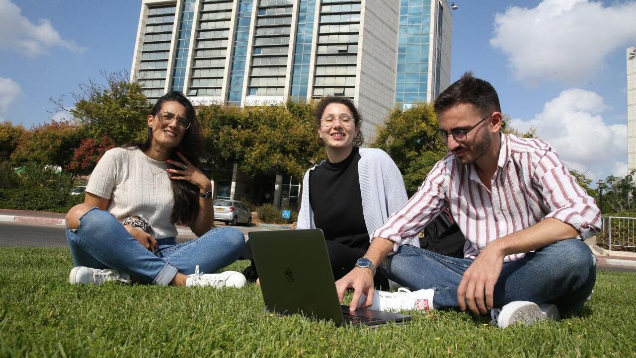 אוניברסיטת בר אילן אוניברסיטה אקדמיה סטודנטית סטודנט סטודנטים סטודנטיות דשא לימודים השכלה תואר 