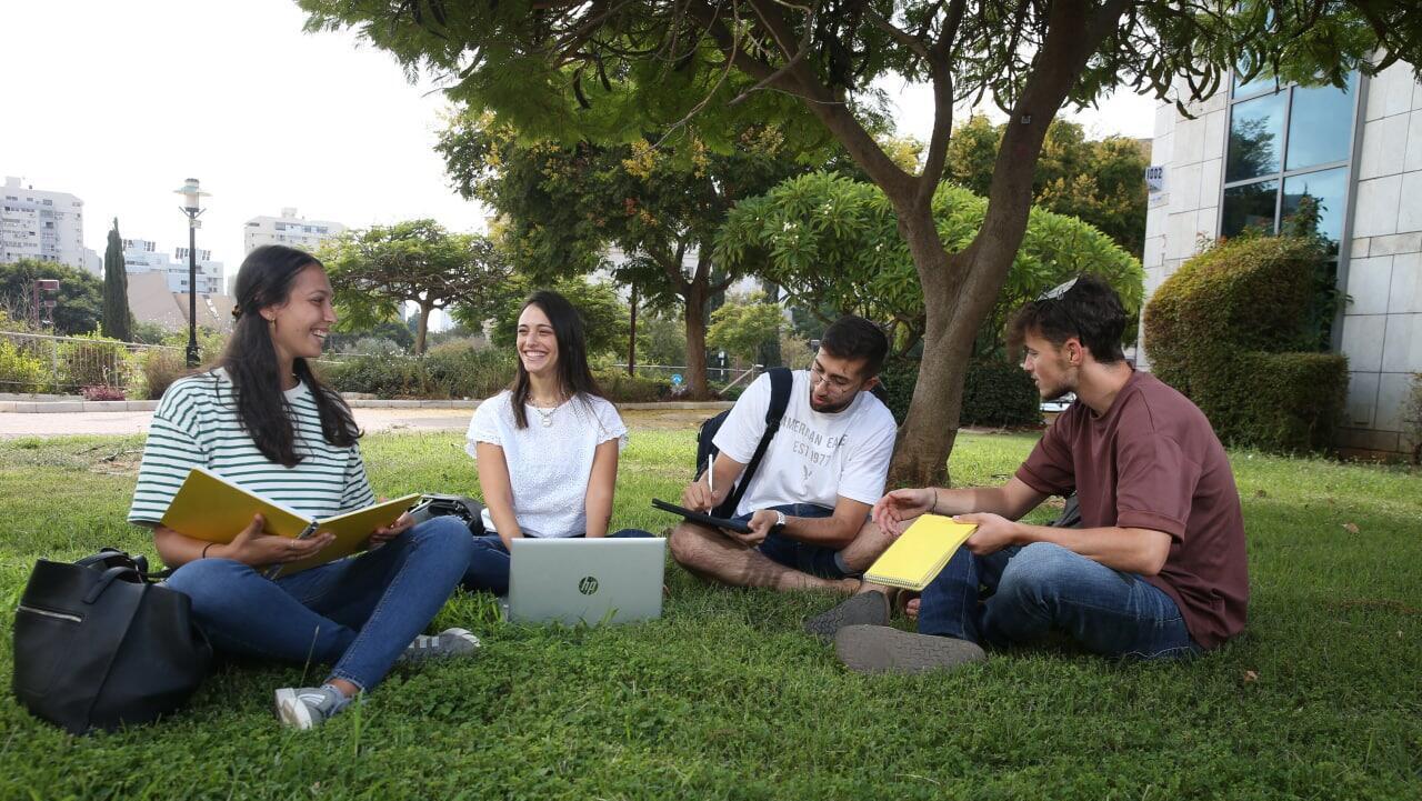אוניברסיטת בר אילן אוניברסיטה אקדמיה סטודנטית סטודנט סטודנטים סטודנטיות דשא לימודים השכלה תואר 