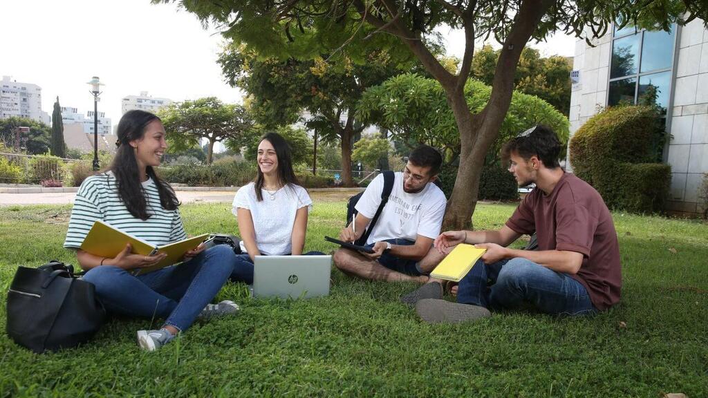 סטודנטים באוניברסיטת בר אילן. התארים הקיימים אינם מתורגמים למיומנויות (צילום: שאול גולן) אוניברסיטת בר אילן אוניברסיטה אקדמיה סטודנטית סטודנט סטודנטים סטודנטיות דשא לימודים השכלה תואר