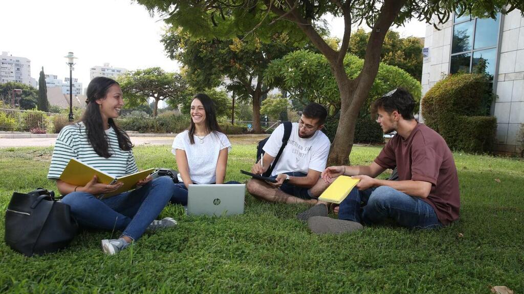 סטודנטים. רבים עוברים לדאטה ובינה מלאכותית (צילום: שאול גולן) אוניברסיטת בר אילן אוניברסיטה אקדמיה סטודנטית סטודנט סטודנטים סטודנטיות דשא לימודים השכלה תואר