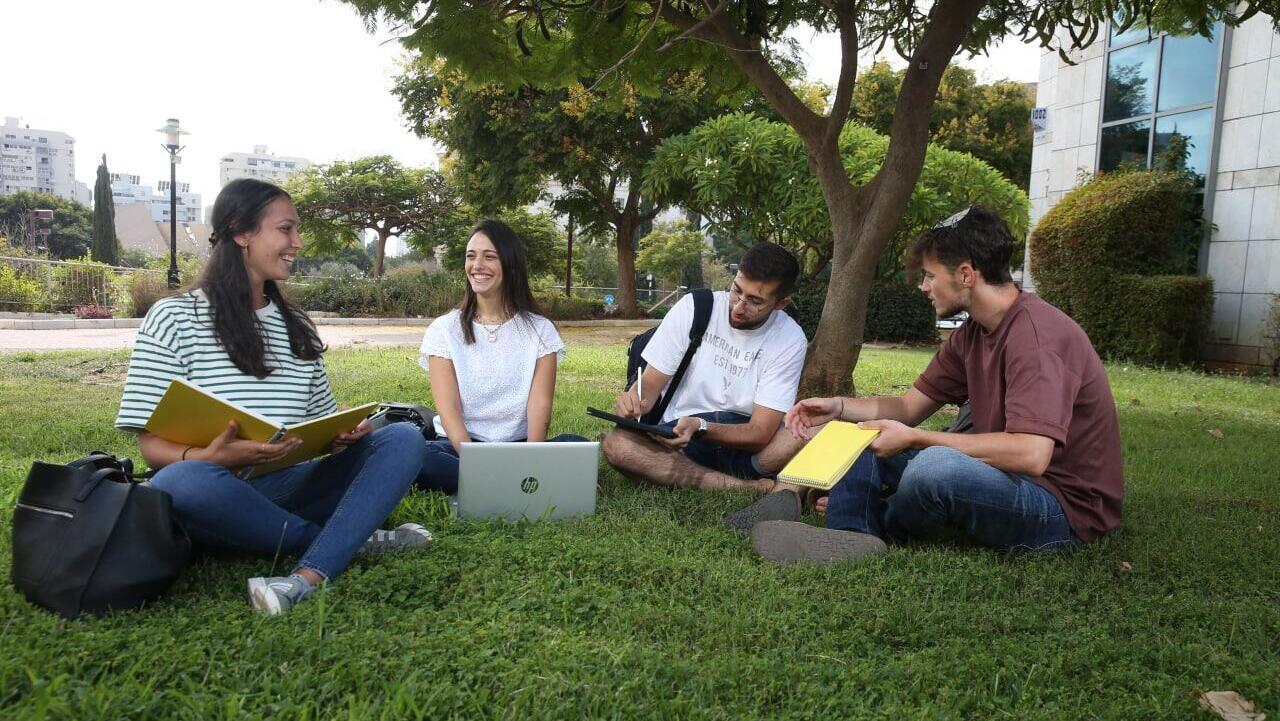 אוניברסיטת בר אילן אוניברסיטה אקדמיה סטודנטית סטודנט סטודנטים סטודנטיות דשא לימודים השכלה תואר 
