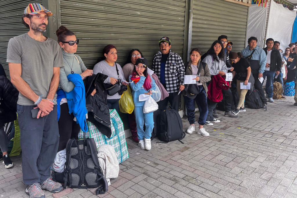 תיירים מחכים מחוץ לאתר מאצ'ו פיצ'ו אחרי שנסגר