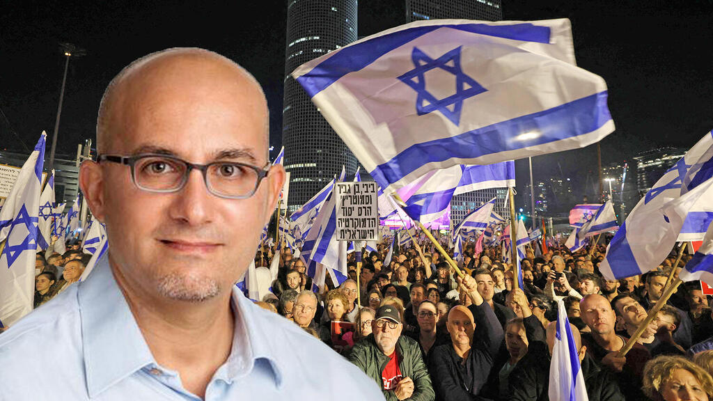 פרופסור משה חזן על רקע הפגנה נגד המהפכה משפטית בתל אביב
