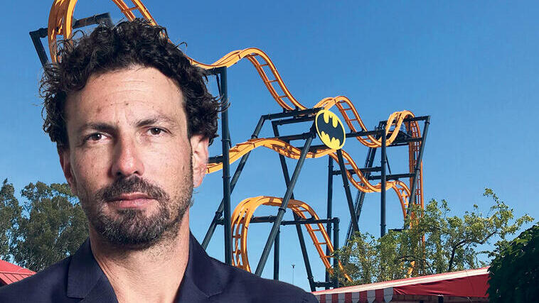 מנכ"ל פוםוום יהודה מינקוביץ' על רקע פארק של .Six Flags