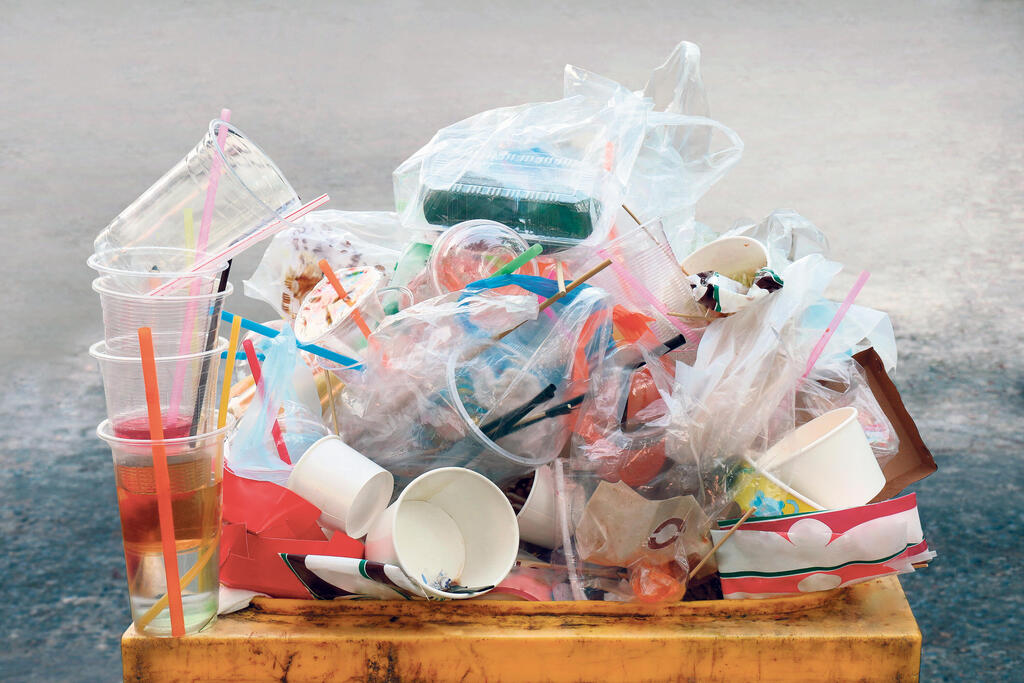 פסולת פלסטיק מכלים חד־פעמיים של מסעדות