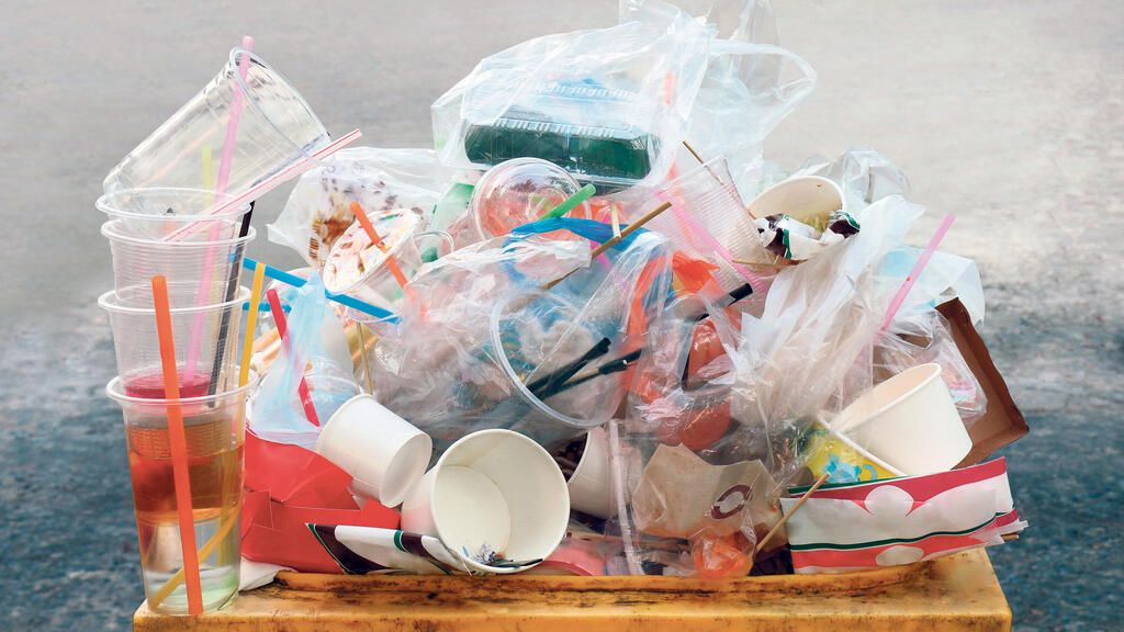 פסולת פלסטיק מכלים חד־פעמיים של מסעדות