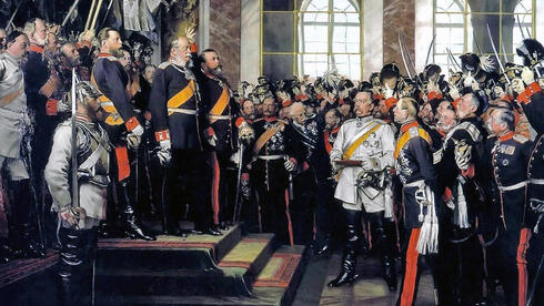 ביסמרק במרכז, במדים לבנים, מול כס הקיסר וילהלם הראשון. יצירתו של אנטון ורנר, צילום: Wikimedia