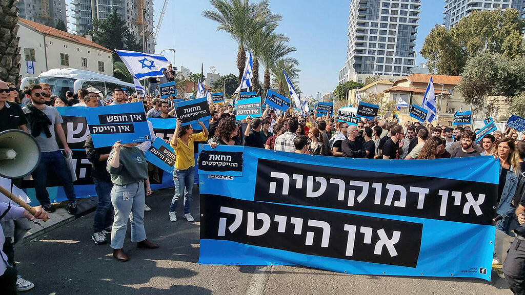 Over &#036;1.5 billion transferred abroad from Israeli banks due to concerns of judicial coup