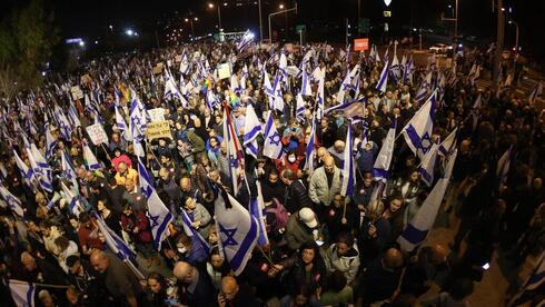 ההפגנה בחיפה נגד ההפיכה המשטרית, הערב, גיל נחושתן