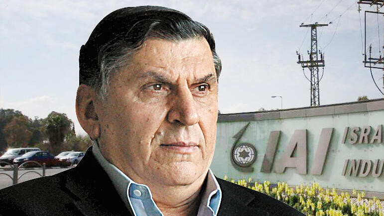 יצחק ניסן על רקע מטה התעשייה האווירית ב לוד