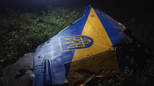 זנב של מיג 29 אוקראיני שהופל בקרב. למה כה צבעוני? כי זה היה מטוס של הצוות האווירובטי; במלחמה על הבית שולחים את כולם, צילום:   mil.gov.ua