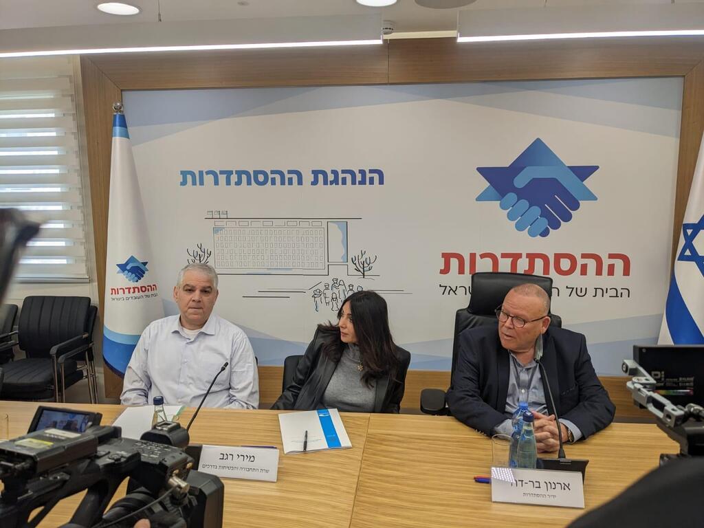 מימין יו"ר ההסתדרות ארנון בר דוד שרת התחבורה מירי רגב ו יו"ר הרכבת משה שמעוני במעמד החתימה על ההסכם הקיבוצי