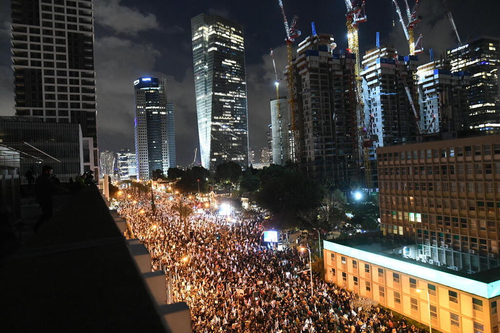 מפגינים ברחוב קפלן בתל אביב נגד המהפכה המשפטית