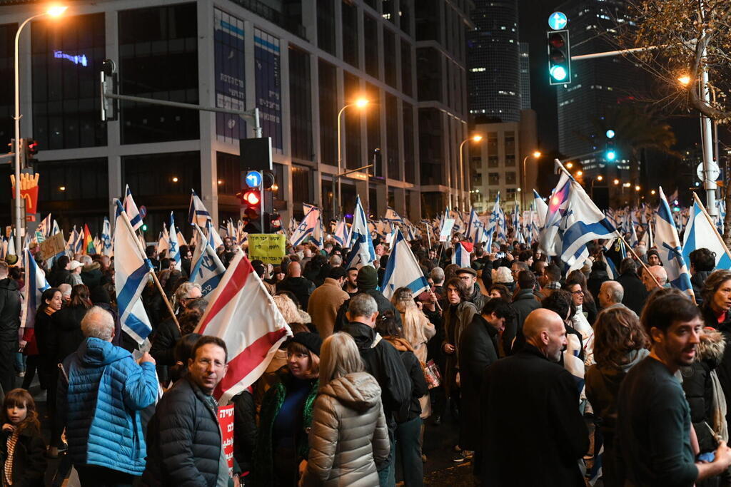מפגינים ברחוב קפלן בתל אביב נגד המהפכה המשפטית
