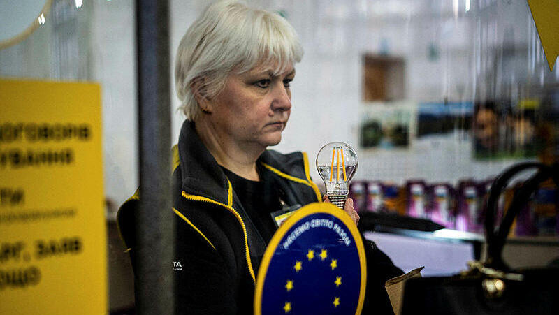 אוקראינה קייב אזרחית מחליפה נורות רגילות בנורות LED חסכוניות במימון האיחוד האירופי