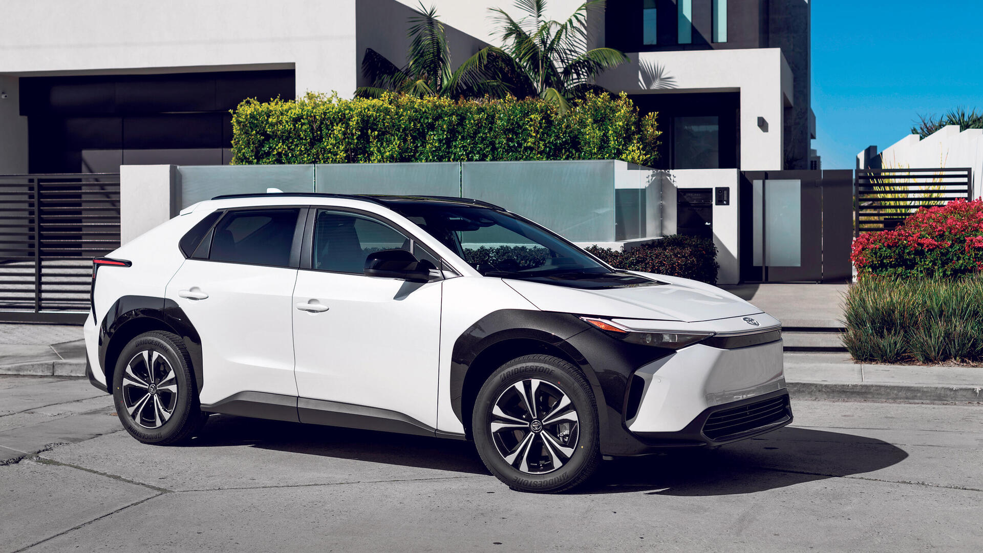 פנאי חלווה עם  רכב טויוטה bz4x הטויוטה החשמלית הראשונה