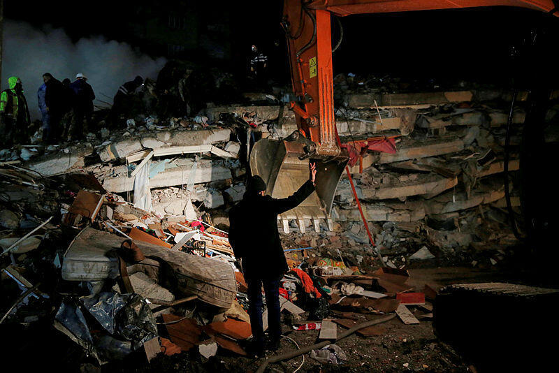 חיפוש לכודים ב אוסמניה טורקיה לאחר רעידת האדמה