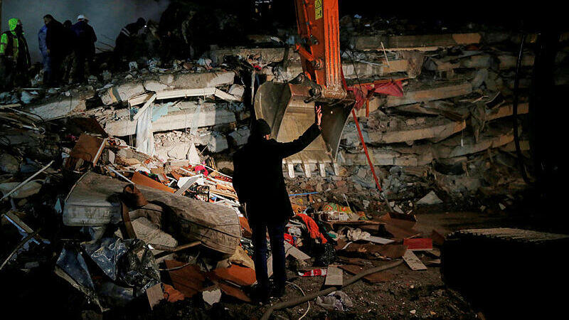 חיפוש לכודים ב אוסמניה טורקיה לאחר רעידת האדמה