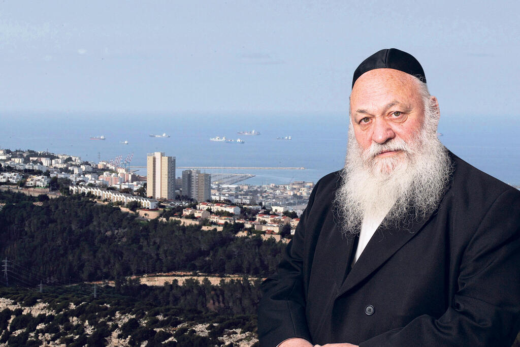 יצחק גולדקנופף על רקע מפרץ חיפה