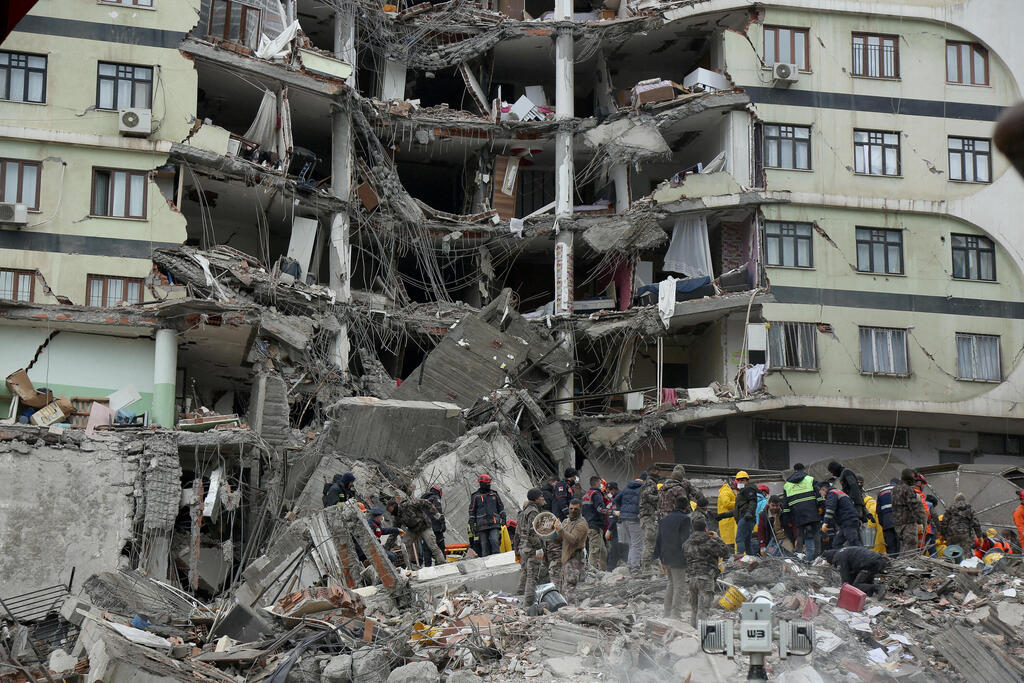 בניין שקרס ברעידת האדמה ב דיארבקיר טורקיה