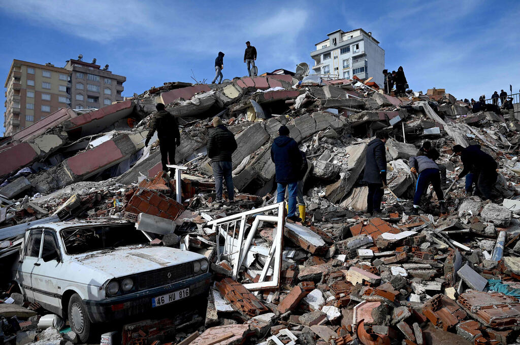 פוטו רעידת אדמה טורקיה מחפשים ניצולים Kahramanmaras