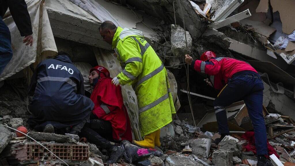 רעידת אדמה ב טורקיה מחפשים ניצולים