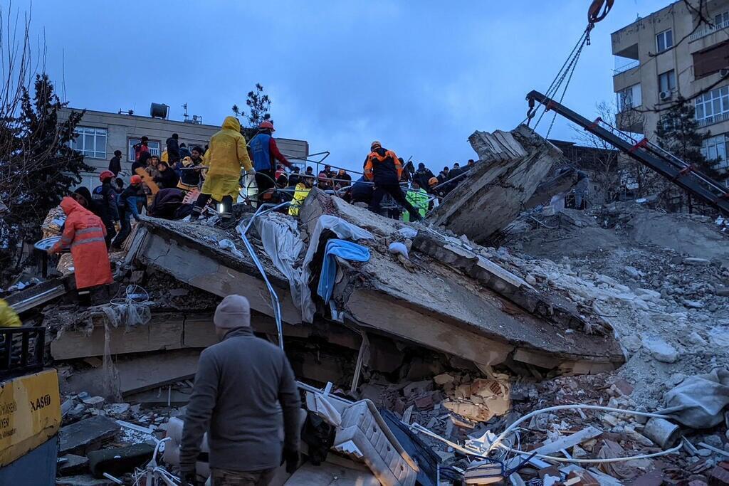 רעידת אדמה ב טורקיה הריסות של מבנים