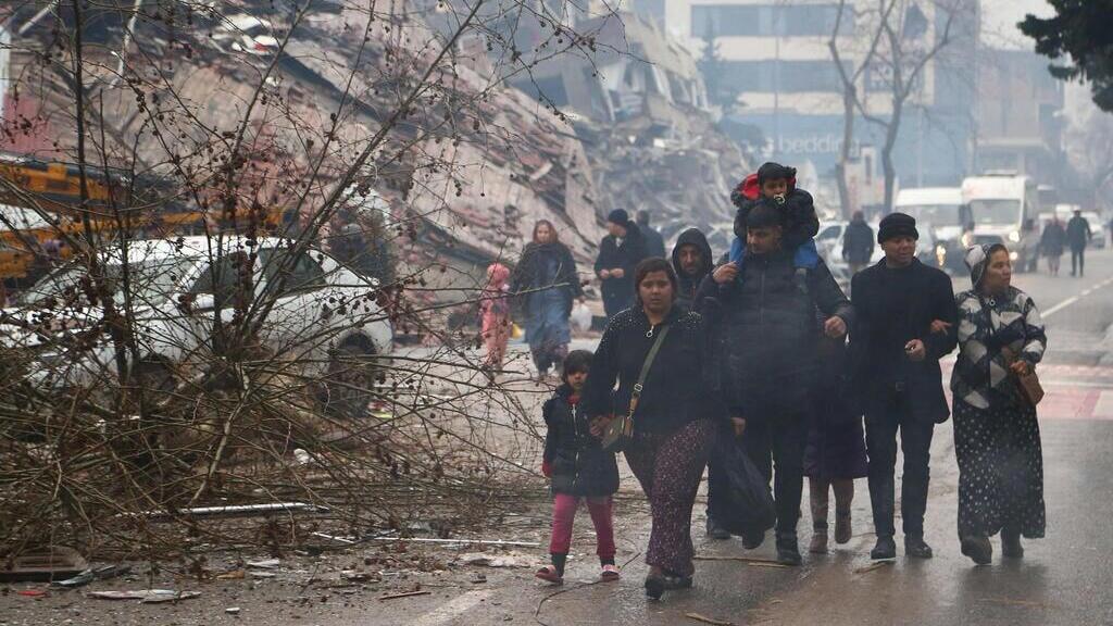 ניצולים ברעש האדמה ב טורקיה רעידת אדמה
