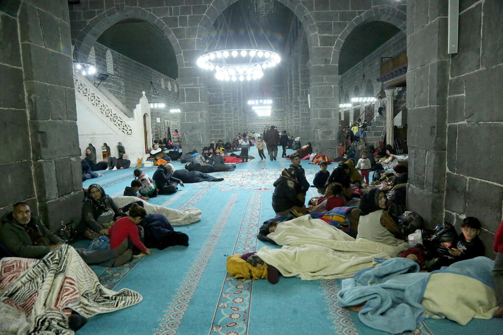 פוטו רעידת אדמה טורקיה ניצולים במסגד Diyarbakir