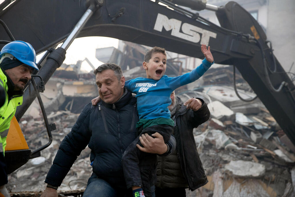 פוטו רעידת אדמה טורקיה ילד מחולץ