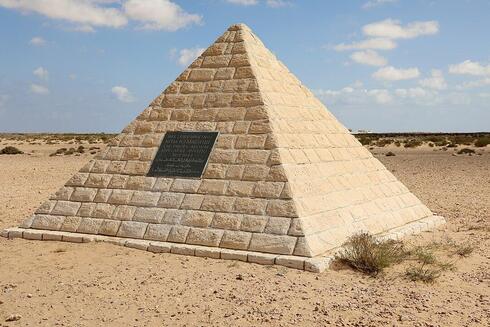 אנדרטת פירמידה שהוקמה לזכרו של מרסיי, צילום: Roland Unger CC BY-SA 4.0