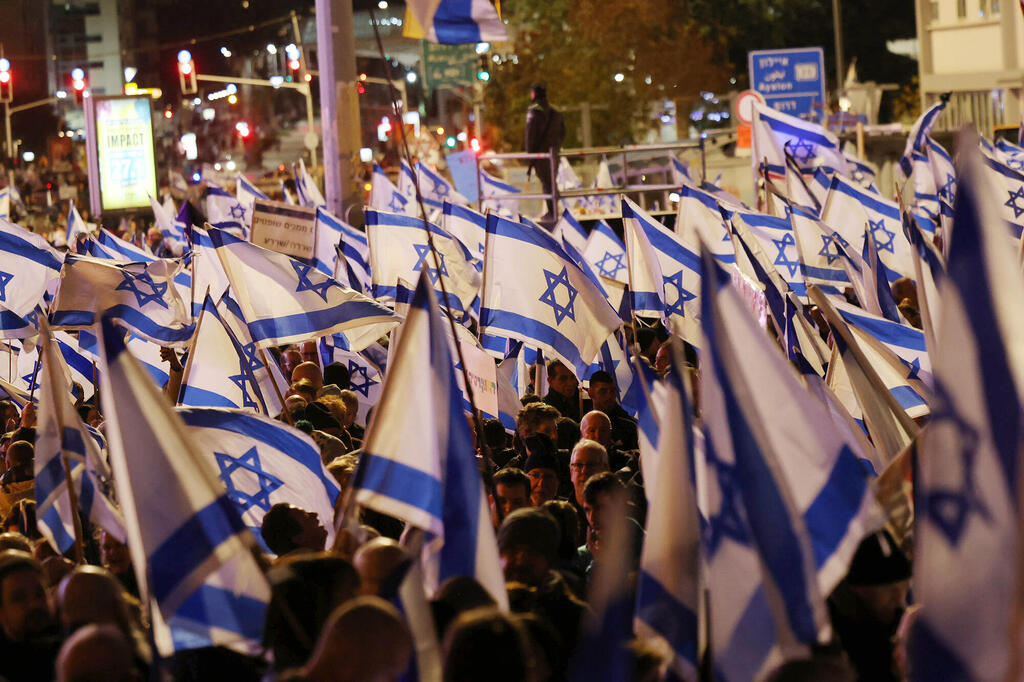 הפגנה נגד המהפכה המשפטית צומת עזריאלי תל אביב