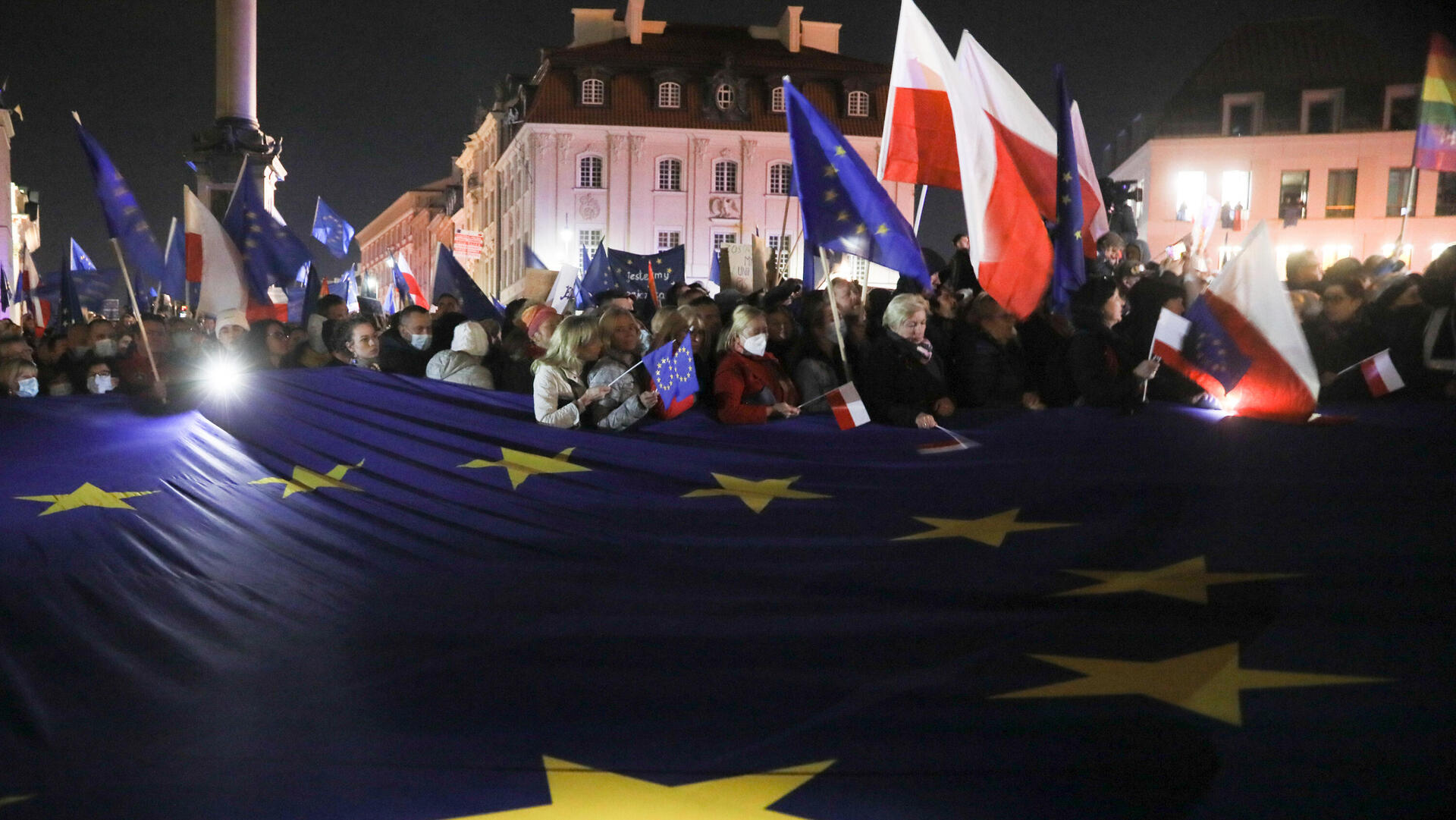 מפגינים ב ורשה פולין אוקטובר 2021 אחרי פסיקת בית המשפט העליון כי חוקת פולין קודמת לחוקי האיחוד האירופי