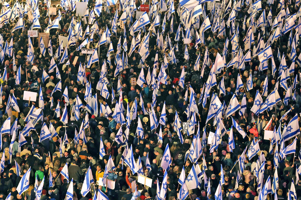 הפגנה נגד המהפכה המשפטית צומת עזריאלי תל אביב