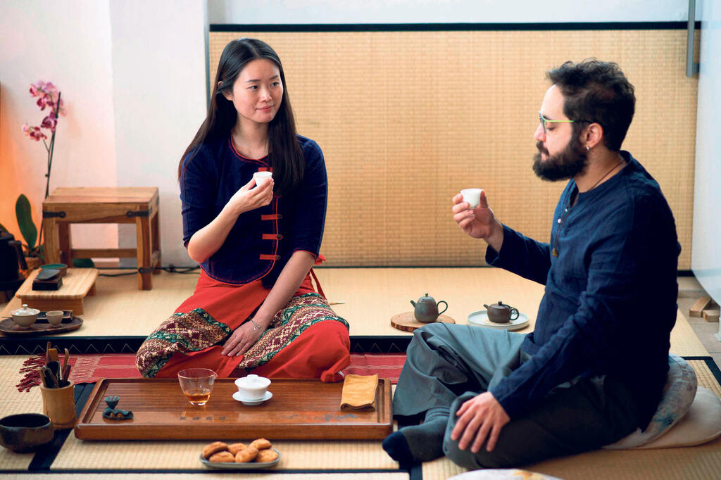 פנאי נדב בירן ו לוק סי וואן בטקס תה יפני