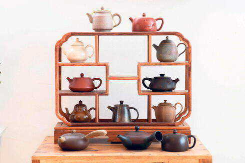 אוסף קומקומי תה בסטודיו. ביבוא מסין, צילום: יובל חן