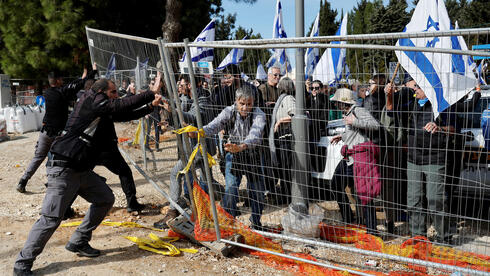 צילום: REUTERS/Ammar Awad פשרה: המשטרה תשלם 624 אלף שקל למפגינים שנעצרו ובוצע עליהם חיפוש משפיל בעירום