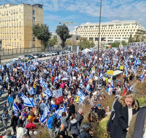 מפגינים בגבעת הממשלה בירושלים , צילום: מאיר אורבך