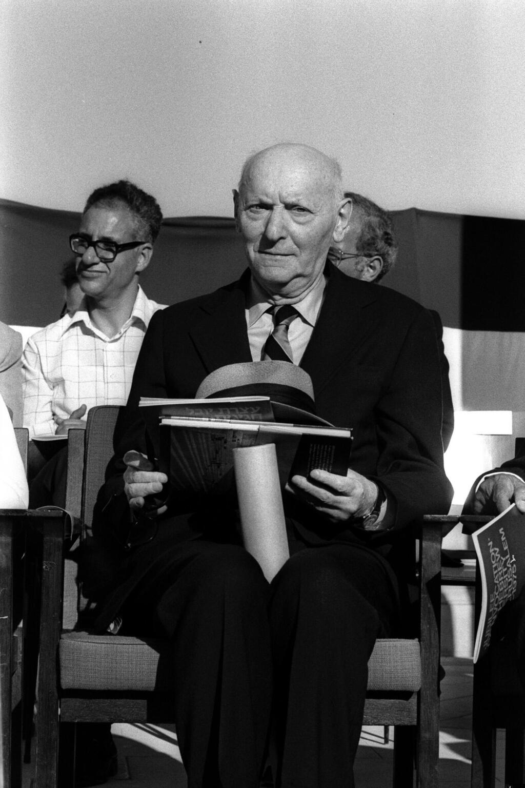 פנאי יצחק בשביס זינגר סופר זוכה פרס נובל ל ספרות שנת 1978