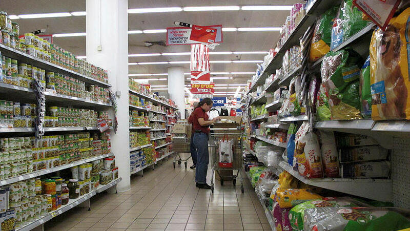 סדרן מסדר מוצרים ב סופרמרקט  סידור מדף