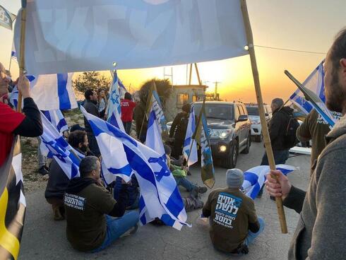 מפגינים במאחז פני קדם "אחים לנשק", אחים לנשק