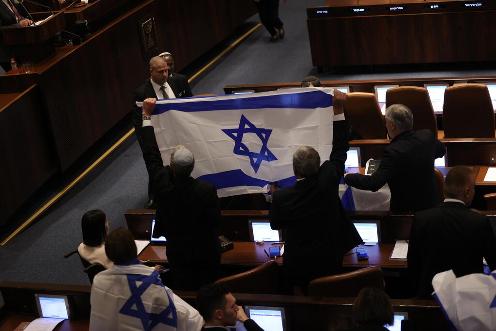 ח"כים מיש עתיד מתעטפים בדגלי ישראל במליאת הכנסת