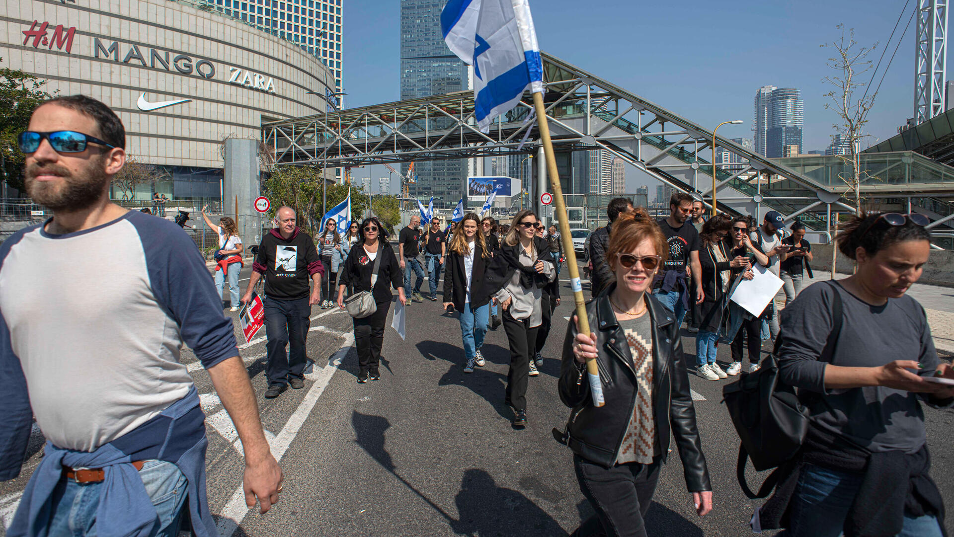 המהפכה המשפטית הפגנה מחאה מפגינים עזריאלי בתל אביב