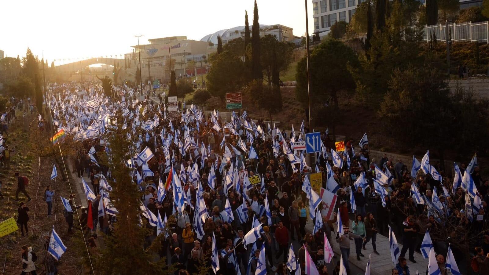 הפגנה נגד המהפכה המשפטית מחוץ לכנסת ירושלים