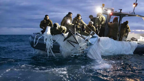אנשי צי ארה"ב אוספים את שברי הבלון, צילום: USN