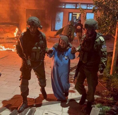 חיילים מחלצים אישה פלסטינית,  